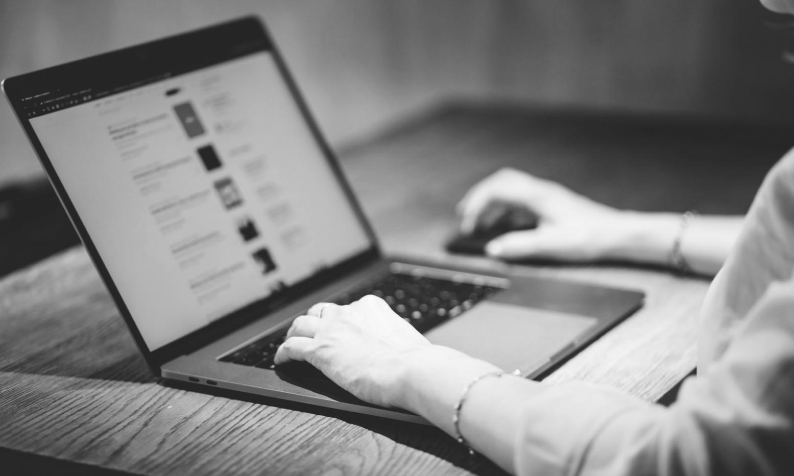 Analyse de données financières sur un bureau moderne